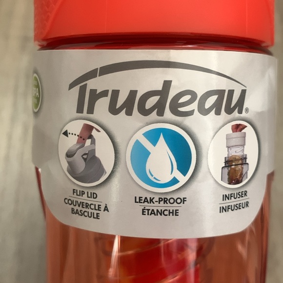 Trudeau Leak Proof 24 0z Water Bottle. - Picture 4 of 5
